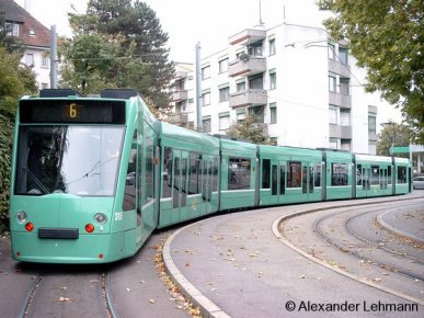 Ein siebenteiliger Combino auf der Straßenbahnlinie 6 liegt in Basel (CH) in der Kehre der Hst. 