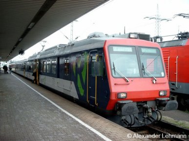 Ein vierteiliger SBB-Elektrotriebzug steht in Basel Badischer Bahnhof (CH) als Linie S6 Richtung Zell im Wiesental (KBS 735) am 11.10.2004 zur Abfahrt bereit.