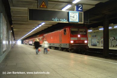 Der Bahnhof Halle-Neustadt war der einzige unterirdische Bahnhof, der in der DDR für die Deutsche Reichsbahn gebaut wurde. Der Bahnsteig ist relativ lang und faßt etwa 10 Doppelstockwagen. Heute ist nicht mehr ganz so viel Betrieb und die Züge der S-Bahn Halle fahren mit 3 Doppelstockwagen. Die Aufnahme mit der 143 117-0 entstand am 09. Mai 2005.
