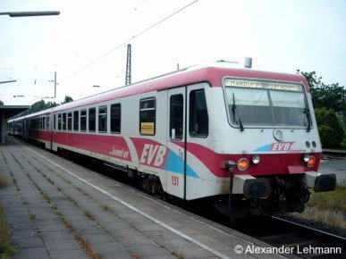 In Buxtehude an Gl. 4 steht eine Doppeltraktion VT 628 der Elbe-Weser-Verkehrsbetriebe (EVB) am 7. Juli 2005 zur Weiterfahrt Richtung Hamburg-Neugraben bereit. Seit die Hamburger S-Bahn bis Buxtehude fährt, ist das der neue Endpunkt der EVB. Damit wird Hamburg nicht mehr berührt.