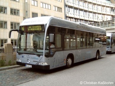 Brennstoffzellenbus der Hamburger Hochbahn an der Endhaltestelle U Rödingsmarkt.