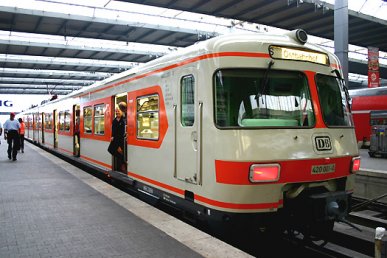 ET 420 001-0 der Interessengemeinschaft Münchner S-Bahn e.V. auf einer Jubiläums-Sonderfahrt am 21.08.2005 im Münchner Hauptbahnhof