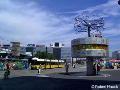 Eine MetroTram fährt gerade über den Berliner Alexanderplatz zum Hackeschen Markt. Rechts im Bild ist die bekannte Weltzeituhr zu sehen.