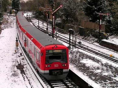 Am ersten Adventwochenende 2005 passiert eine Hamburger S-Bahn der Baureihe 474 die markante Ausfahrt des Bahnhofs Blankenese Richtung Poppenbüttel.