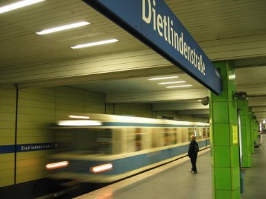 Münchner U-Bahnzug Typ A der Linie U6 fährt in den Bahnhof Dietlindenstraße ein

