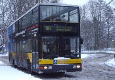 Seit 11. Dezember sind auf der BVG-Omnibuslinie 104 DN-Fahrzeuge unterwegs. An der winterlichen Tunnelstraße in Stralau entstand am 29. Dezember 2005 dieses Bild.