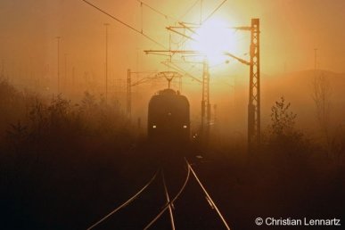 Während des Sonnenaufgangs am nebligen 12. Novembers rollt 1116 030 in den Betriebshof am Rangierbahnhof München-Nord.  