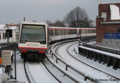 Ein Hamburger U-Bahn-Zug vom Typ DT4 am 30.12.2005 auf der Linie U2.
