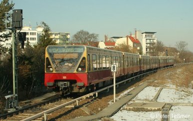 Ein S-Bahn-Zug der BR 480 unterwegs als S8 bei der Einfahrt in den Bahnhof Bornholmer Str., aufgenommen am 14.2.06.