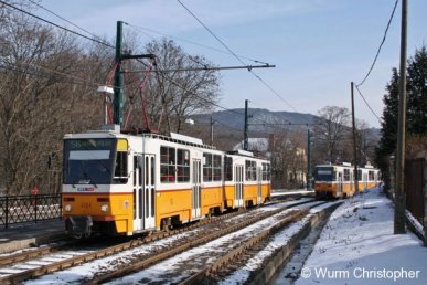 Tram Budepast: Der Tatra 4106 als Linie 56 auf den Weg nach Hüvösvölgy erreicht die Haltestelle 