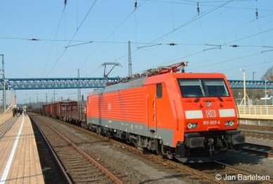 189 009-4 am 02. April 2004 mit einem Güterzug im Bahnhof Buchholz (Nordheide)