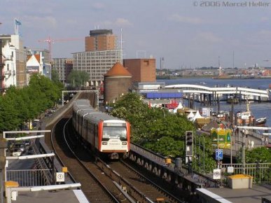 Triebzug 819 der Hamburger Hochbahn kurz hinter der Station Landungsbrücken. Das Bild wurde am 7.6.2006 aufgenommen.