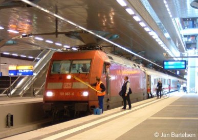 Zug-Übergabe in Berlin Hauptbahnhof. Die Lokführer führen ein kurzes Übergabe-Gespräch, während die Lokomotive 101 063-6 gereinigt wird. Die Aufnahme entstand Anfang Juni 2006.