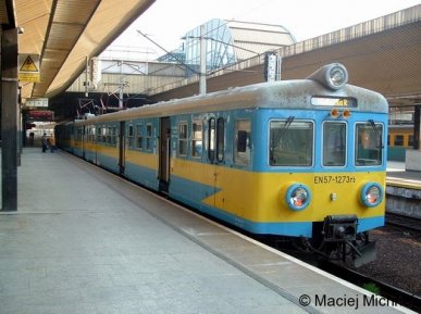 Ein dreiteiliger PKP-Elektrotriebzug EN57 steht in Krakow Hauptbahnhof (Polen) Richtung Wieliczka am 29.04.2005 zur Abfahrt bereit.