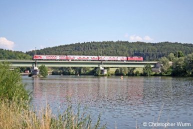 Regionalbahn von Regensburg nach Ulm hat gerade den Haltepunkt Poikam verlassen und überquert die Poikamer Eisenbahnbrücke.
