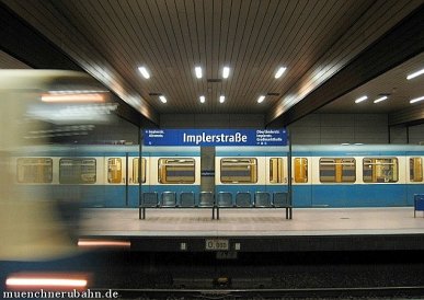 Zwei Züge der Linien U3 und U6 treffen sich am Münchner U-Bahnhof Implerstraße