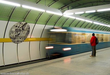 Einfahrende U5 am Münchner U-Bahnhof Odeonsplatz
