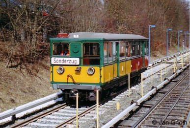 Nach 1 1/2 halbjähriger schadensbedingter Abstellungszeit machte der T-Wagen 11 im März 2006 Probefahrten auf dem Versuchsgleis Farmsen - Berne.

