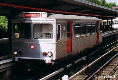 Der frisch restaurierte TU2 8762 ex. T13 392 der Hamburger Hochbahn steht in Barmbek zu einer bestellten Sonderfahrt bereit.