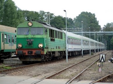 Foto am 14.08.2006 im Hel Bahnhof (Polen). Diesel Mehrzwecklok SU46-009 mit „IRE“ 51410 (Hel –Warschau).