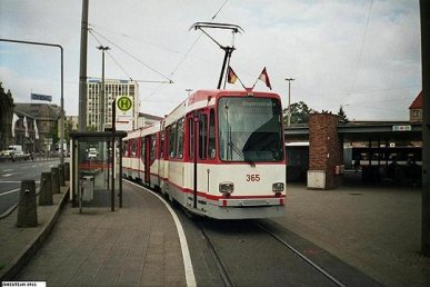 Der Wagen 365 wartet im Sommer 2006 am Nürnberger Hauptbahnhof auf seine Abfahrtszeit Richtung Bayernstraße