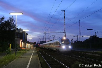 411 061 legt am 8. Oktober 2006 einen kurzen Zwischenstopp in Soest ein. Danach wird er seine Fahrt durch die Nacht nach Leipzig fortsetzen.