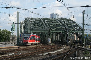 644 043 hat sein Ziel, Köln-Hansaring, in wenigen Minuten erreicht. Aufgenommen kurz nach der Überquerung des Rheins und der Einfahrt in den Kölner Hauptbahnhof am 7.10.2006