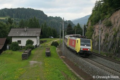 189 909 in Diensten der ÖBB mit dem morgendlichen Korridorzug nach Lienz in Gries am Brenner. 17.08.2006