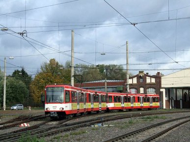 An einem Herbstnachmittag verlassen die Wagen 2323 und 2322 die Hallen des ehemaligen Betriebshofes Thielenbruch, der heute das Kölner Strassenbahnmuseum und die Endhaltestelle der Linien 3 und 18 beherbergt.