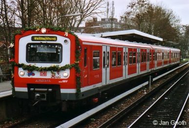 Das Bild zeigt den diesjährigen Weihnachtszug der Hamburger S-Bahn (472 247) in Hamburg-Bergedorf. BahnInfo wünscht allen Leserinnen und Lesern ein frohes und gesegnetes Weihnachtsfest!