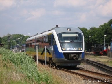Der VT 563 der OLA verlässt am 14.08.2006 den Bahnhof Putbus (KBS 198) in Richtung Laterbach (Mole).