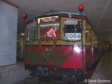 Der Weihnachtszug der Berliner S-Bahn wartet am 23.12.2006 im Bahnhof Potsdamer Platz auf seine Ausfahrt.