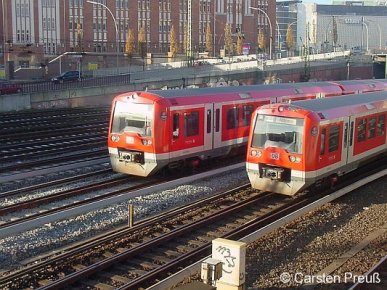 Zwei 474-Züge südlich HH-Hauptbahnhof - das doppelte 
