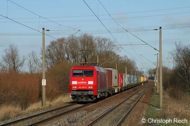 152 027 verlässt am 27. Januar 2007 mit einem Containerzug den Umschlagbahnhof Hamburg-Waltershof.