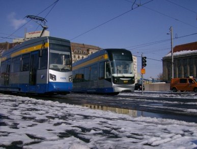 Leipzig an einem der letzten Schneetage in diesem Jahr Ende März. Hier zu sehen die Wagen 1305 und 1217 in unmittelbarer Nähe des Hauptbahnhofs und vor der Baustelle des City-Tunnels