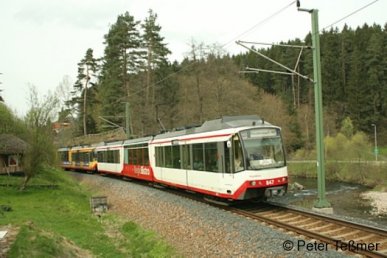 Ein Zug der Linie S41 der AVG im Murgtal bei der Einfahrt in den Bahnhof Röt am 1.5.2006