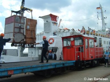 Güterverkehr auf einer Schmalspurbahn - das gibt es auch noch im Jahr 2007 bei der Deutschen Bahn AG: Auf der 1000mm-spurigen Inselbahn Wangerooge werden die Güter vom Schiff auf die Bahn verladen. Die Aufnahme entstand am Westanleger am 17.Juli 2007.