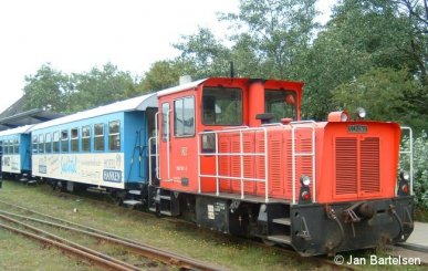 Passend zur Urlaubszeit ein Inselbahn-Foto: 399 108-0 der zur DB AG gehörenden Inselbahn Wangerooge am 20. Juli 2007 im Bahnhof Wangerooge.