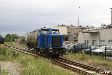 Lok 1 der CFL Cargo steht, nachdem  sie 6 Schiebewandwagen  von Uetersen nach Tornesch gebracht hatte, am 9.7.2007 in Tornesch mit einem Kesselwagen zur Abfahrt nach Uetersen bereit.