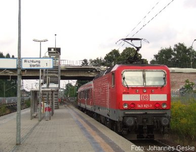 Abgebildet ist eine Regionalbahn der Linie RB13 im Bahnhof Berlin-Staaken. Das Bild entstand am 10.08.2007. 