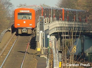 Zug der Hamburger Hochbahn auf der U3 zwischen Eppendorfer Baum und Kellinghusenstraße auf dem Überwerfungsbauwerk über die U1 am 25. November 2004