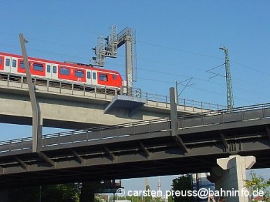Ein S-Bahnzug der Baureihe 425 überquert am 8. Juni 2006 die für den Regional- und Fernverkehr in Berlin errichtete Brücke über die Perleberger Straße in Moabit, den so genannten 