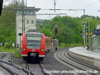 425 059 erreichte am trüben Nachmittag des 20. Mai 2006 Altenbeken, das unter Eisenbahnliebhabern bekannt ist für seinen Viadukt, der abends sogar angestrahlt wird. Etwas weiter auf der Strecke nach Paderborn befindet sich ein weiterer, etwas kleinerer Viadukt
