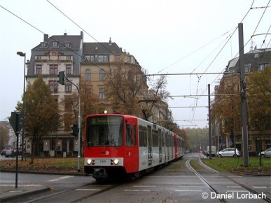 Während einer Baumaßnahme wurde die Kölner Linie 18 von Barbarossaplatz über die Strecke der Niederlurlinie 12 abgeleitet. Im Bild die Triebwagen 2108 und 2194 am Eifelplatz.