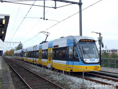 Auf der niederländische Strecke Alphen aan den Rheijn - Gouda werden Fahrzeuge vom Typ Flexity Swift eingesetzt, die z.B. in Köln als Stadtbahnwagen (K4000) eingesetzt werden. Im Bild haben die Triebwagen 6103 + 6102 den Endbahnhof Alphen aan den Rheijn erreicht.