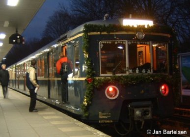 Mit dem Bild des diesjährigen Weihnachtszuges der Hamburger S-Bahn wünschen wir allen BahnInfo-Lesern ein frohes und gesegnetes Weihnachtsfest!
Ihr BahnInfo-Team
(Die Aufnahme entstand im Bhf. Ohlsdorf)