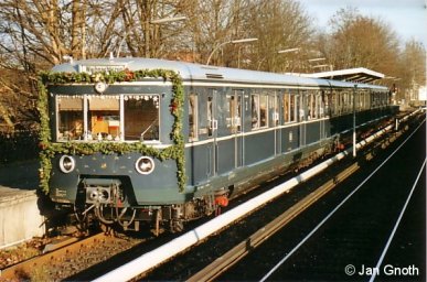 471 082 steht als Weihnachts-S-Bahn am 15.12.2007 in Bergedorf zur Abfahrt in die Hamburger Innenstadt bereit.