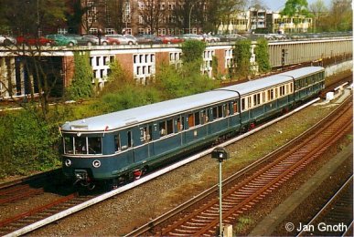 Der frisch restaurierte Museumszug 471 082 der S-Bahn Hamburg GmbH fährt am Tag der Pressevorstellung am 11.04.2007 in den Bahnhof Berliner Tor ein.