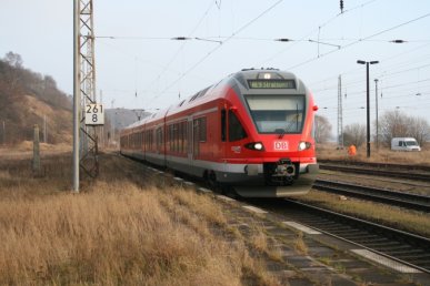 427 001 ist als RE 33213 nach Rostock Hbf unterwegs | Lietzow (Rügen), 17. Januar 2008