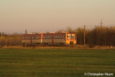 6341 032 als Személy nach Kiskunfélegyháza in der Nähe von Borsihalom. Die Strecke 146 der MÁV stand im November 2007 auf der Stilllegungsliste, wird aber weiterhin befahren.